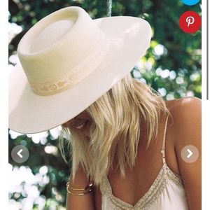 Lack of color Juno boater